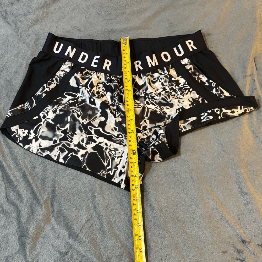 Under Armour Black and White Athletic Shorts Lightweight Design

#1057 - Picture 3 of 7